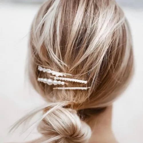 Fryzura ślubna ze świeżymi kwiatami