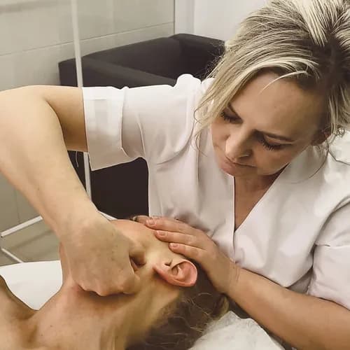 Peeling chemiczny - nadaj swojej twarzy lekki i świeży wygląd!