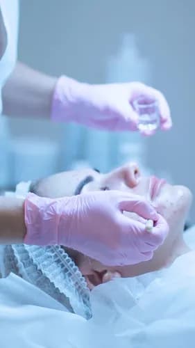 Chcesz wyglądać młodziej? Skorzystaj z usługi peelingu chemicznego.