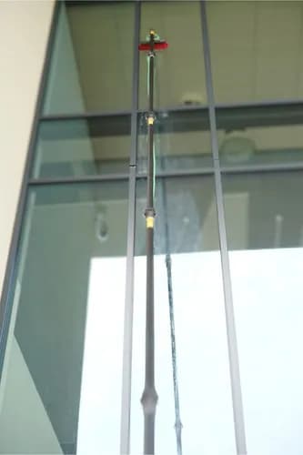 Mycie wodą demineralizowaną paneli fotowoltaicznych, przeszkleń, okien