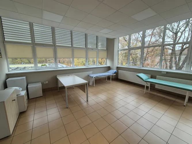 Żaluzje na okna – montaż z precyzją do milimetra