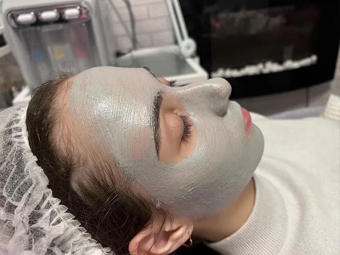 Daj swojej skórze nowe tchnienie życia! Zapisz się na peeling chemiczny już dziś!