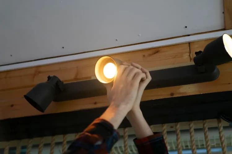 Profesjonalna instalacja oświetlenia przez elektryka