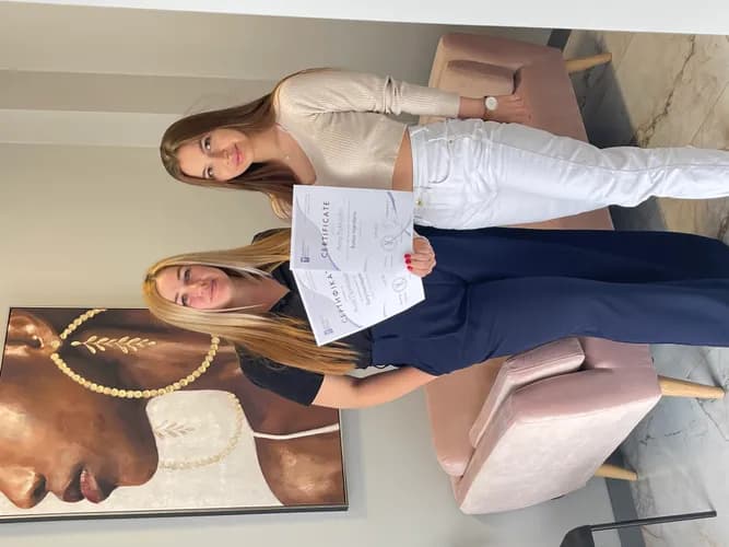 Mechaniczne oczyszczanie twarzy przywraca naturalne piękno.