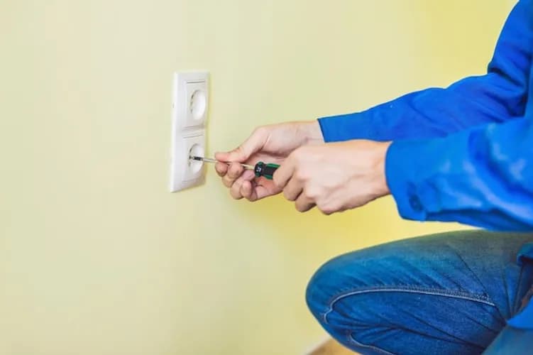 Modernizacja instalacji – wymiana starych gniazdek!