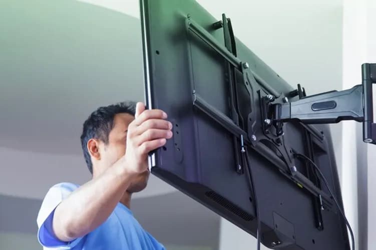 Instalacja uchwytu TV z ukryciem kabli - estetycznie