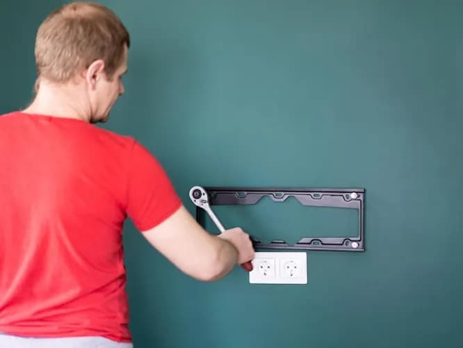 Montaż uchwytów TV stałych i regulowanych
