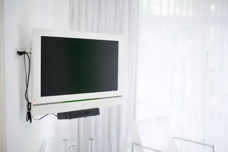 Instalacja kina domowego z mocowaniem telewizora