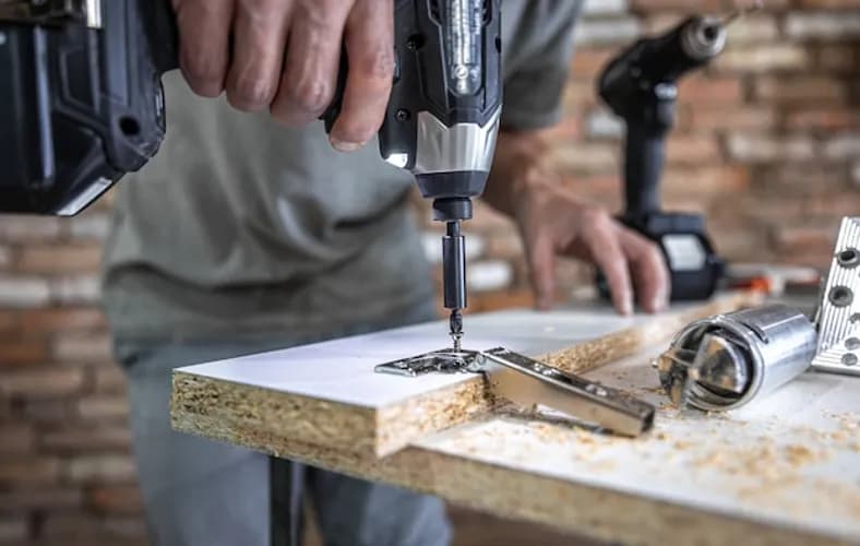 Wiercenie otworów bez uszkodzeń powierzchni