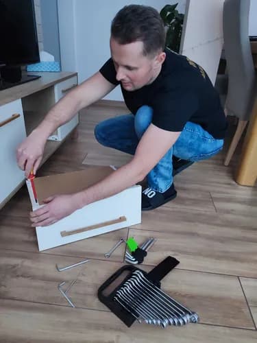 Profesjonalne składanie mebli z płyty i drewna