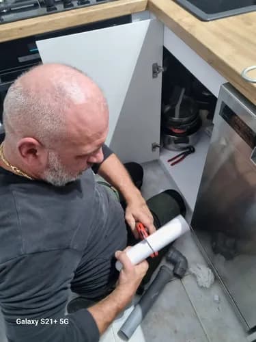 Usługi hydrauliczne Warszawa – montaż syfonu