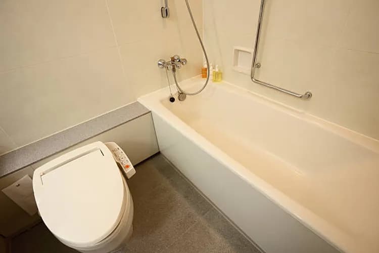 Kompleksowy montaż wanny - precyzja i fachowość