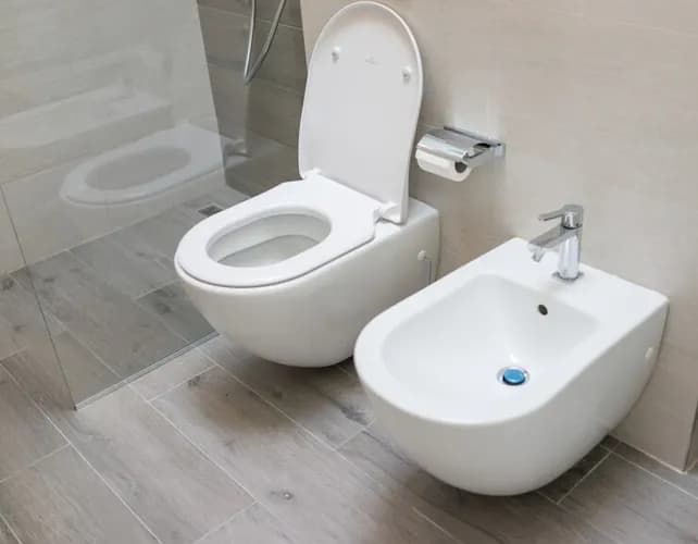 Montaż bidetu wiszącego lub stojącego