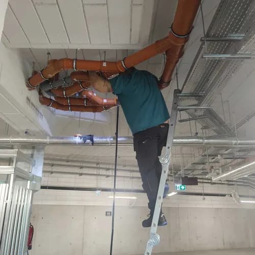 Montaż nowych rur wodnych