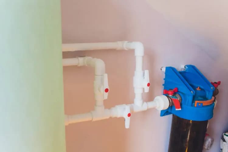 Doświadczony hydraulik do wymiany rur