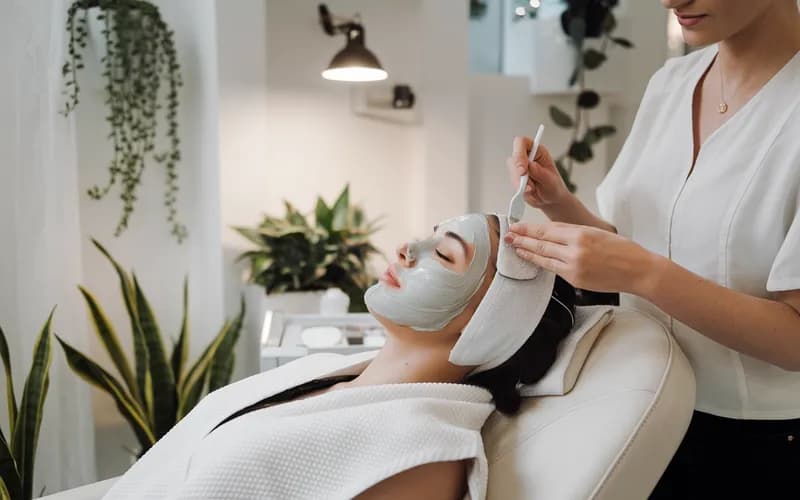Oczyszczanie twarzy: ultradźwięki i ręczne oczyszczanie porów