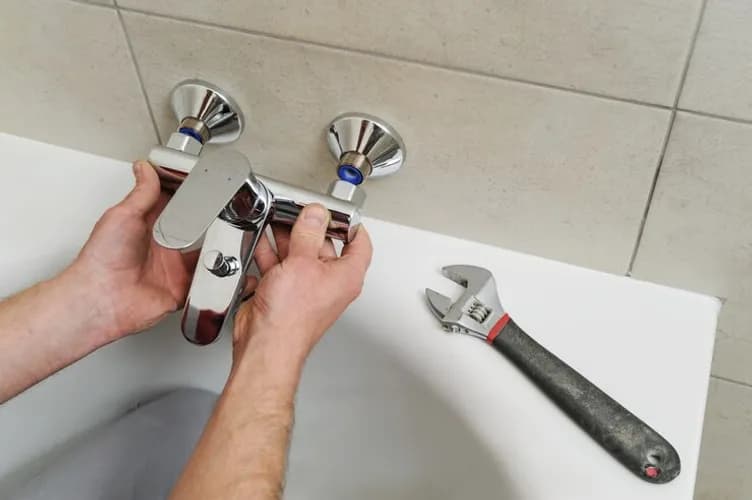 Montaż baterii na kuchni