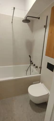 Montaż baterii z materiałami