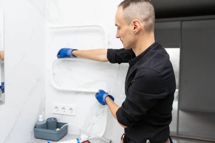 Ciepłe ręczniki na wyciągnięcie ręki – montaż grzejnika!