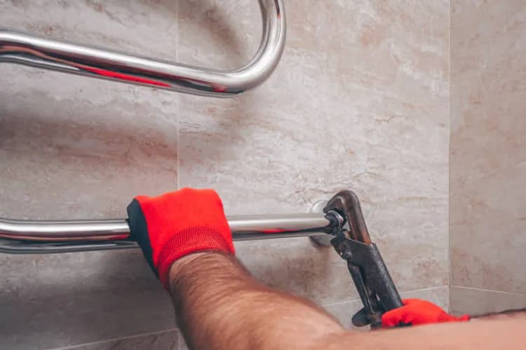 Montaż elektrycznej suszarki do ręczników