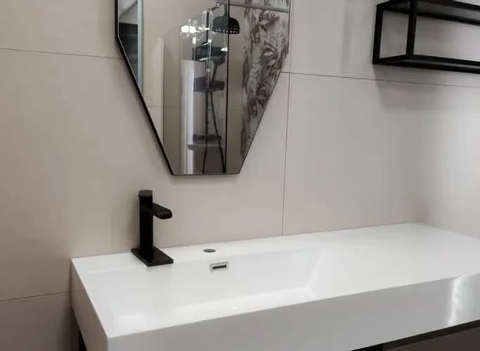 Montaż luster ściennych