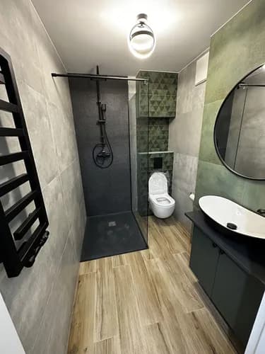 Montaż luster w przedpokoju