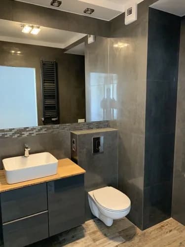 Montaż luster w przedpokoju