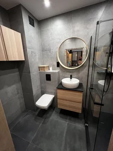 Montaż luster w przedpokoju