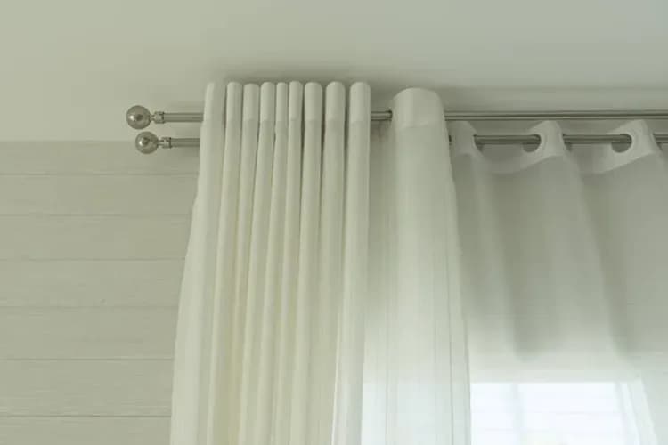 Montaż karnisza w mieszkaniu