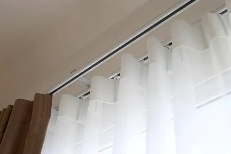 Szybko zawieszę zasłony z karniszem