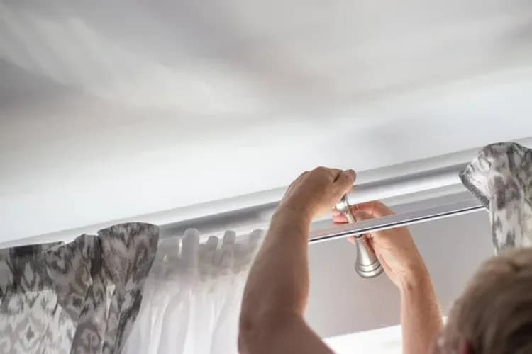 Швидкий і надійний монтаж карниза