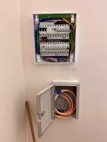 Oświetlenie w Twoim wnętrzu – instalacja na miejscu przez fachowca