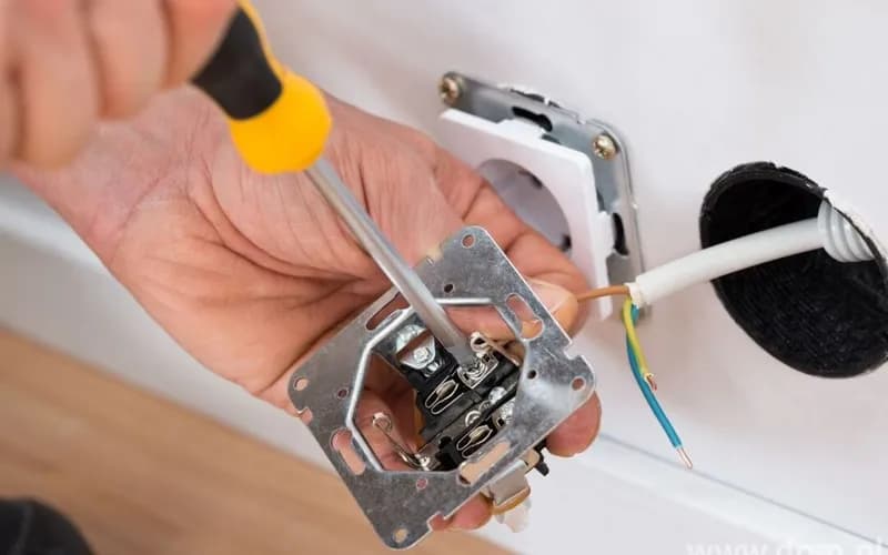 Potrzebna wymiana gniazdka? Zadzwoń – przyjadę i zrobię!