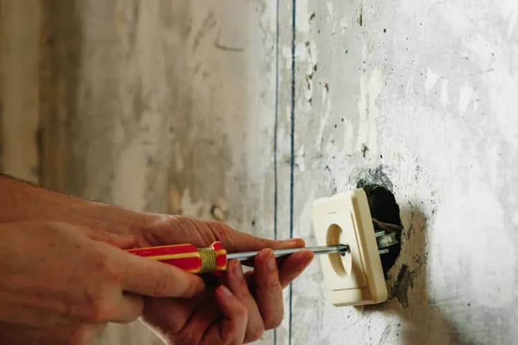 Wymiana gniazdek w całym mieszkaniu – usługa z dojazdem