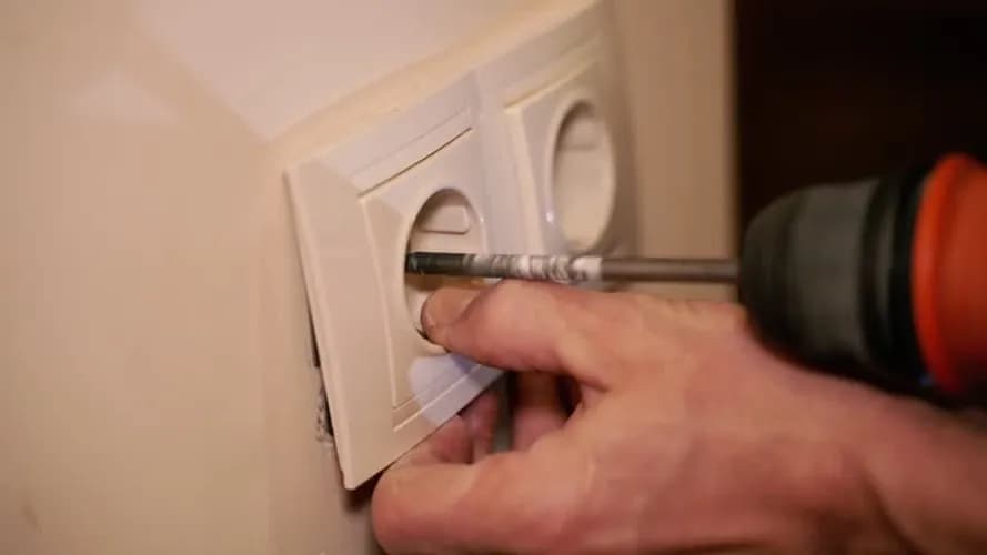 Wymiana gniazdek z gwarancją – solidna robota