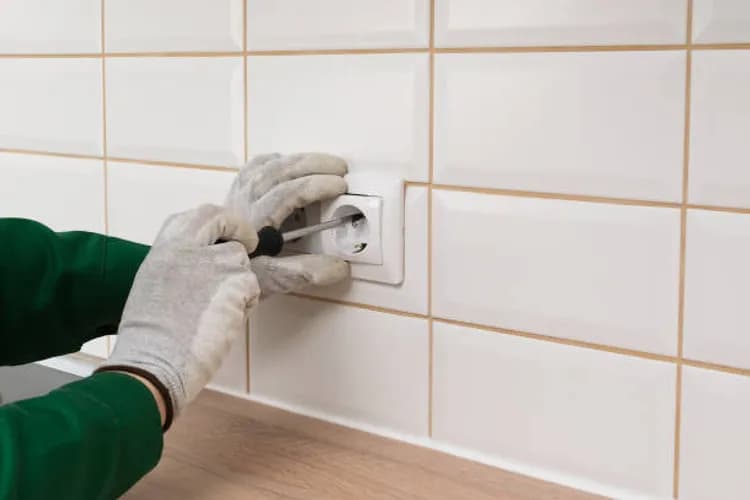 Встановлення розеток та їх заміна - чоловік на годину Tримісто