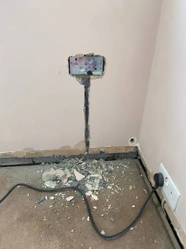 Швидка заміна розетки - електрик з інструментами у вас вдома