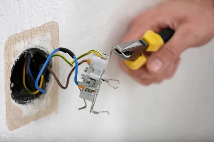 Nowe gniazdka? Zajmę się montażem i demontażem