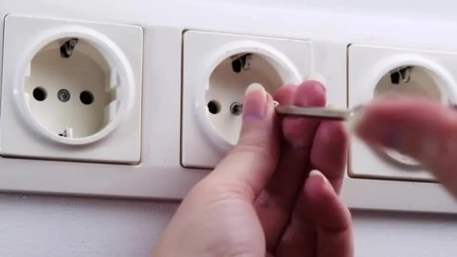 Usługi elektryka: montaż i wymiana gniazdek pod klucz