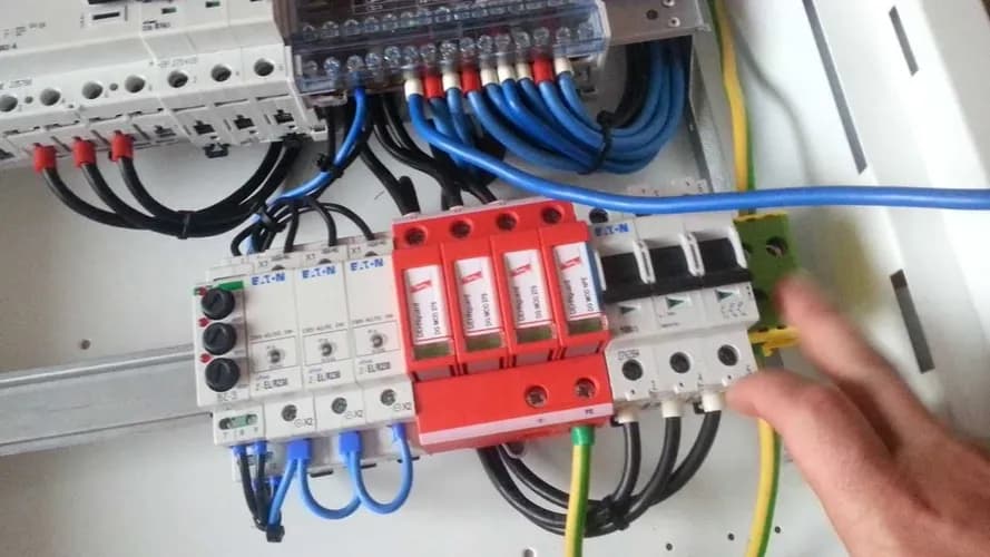 Wymiana uszkodzonych włączników – sprawnie i bez bałaganu