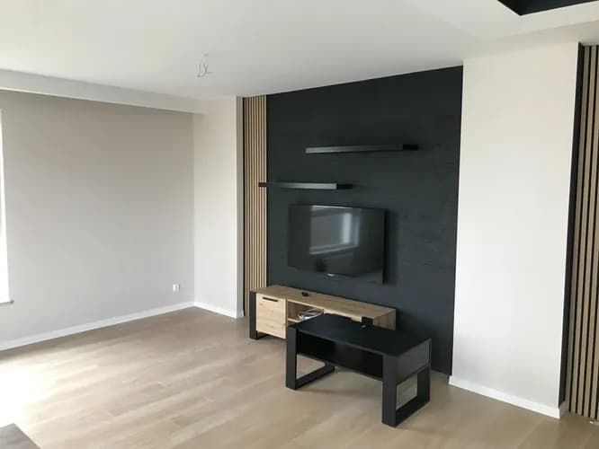 Wieszanie telewizora na ścianie – bez stresu i wiercenia samemu