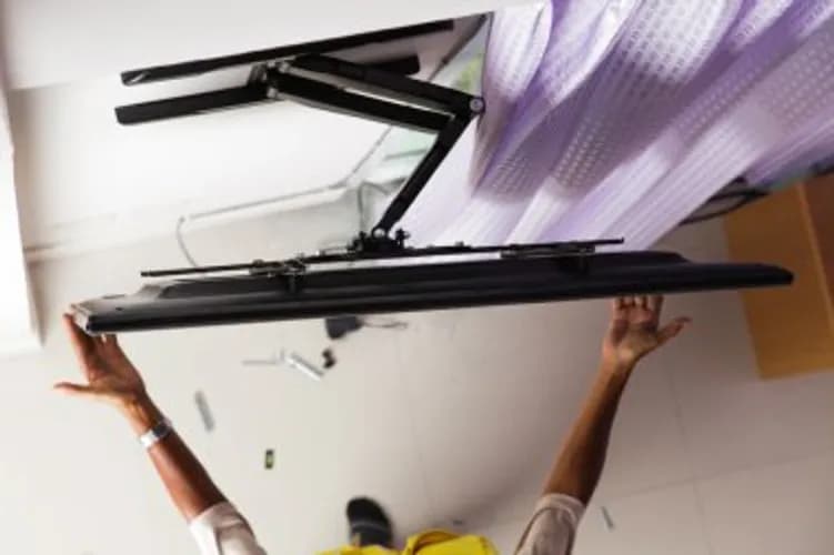 Montaż uchwytu TV w salonie, sypialni lub kuchni