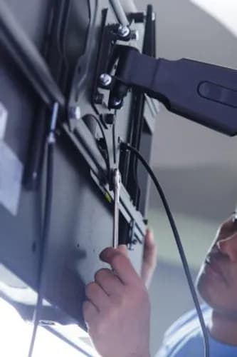 Професійне встановлення кронштейна для телевізора - точність і естетика гарантовані