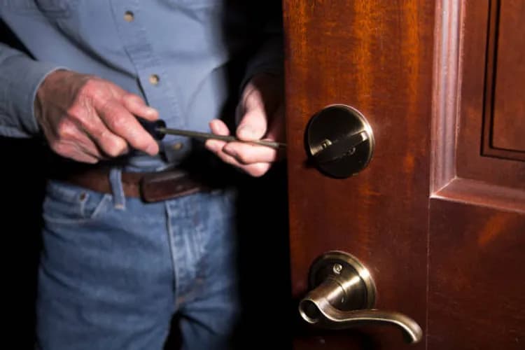 Заміна дверних замків - послуга з гарантією