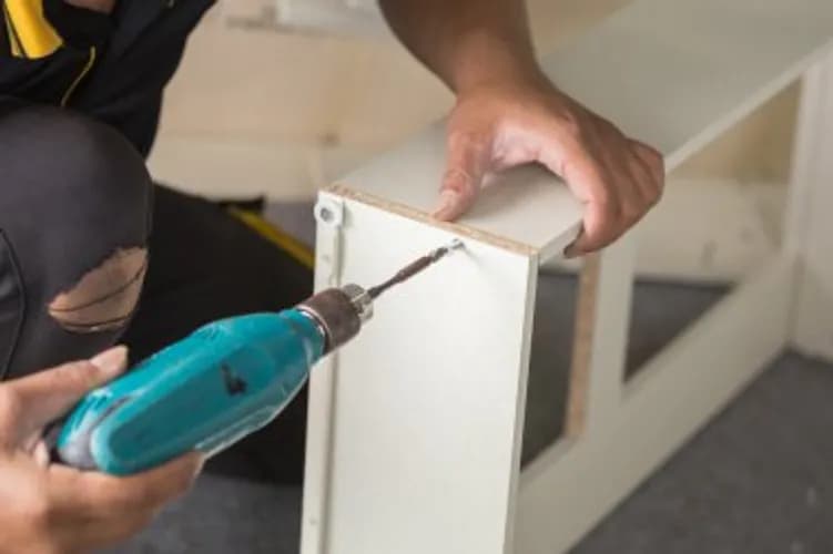 Майстер на годину: монтаж офісних меблів