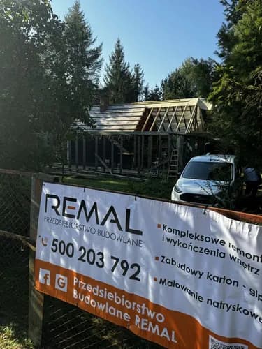 Składanie mebli przez doświadczonego stolarza