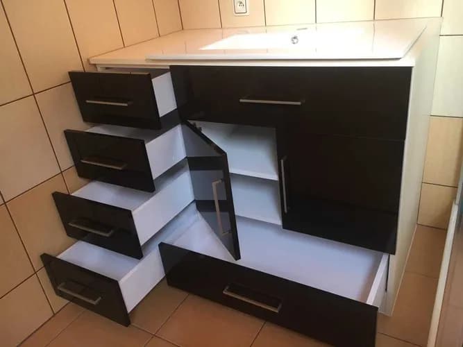 Stolarz: solidny montaż komód i szafek