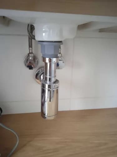 Установка сифона на кухні під мийку