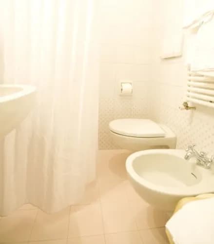 Staranny montaż bidetu bez uszkodzeń