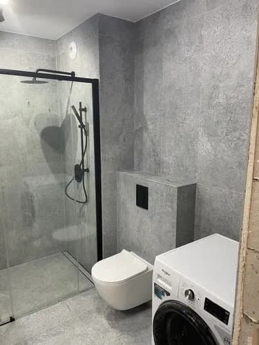 Hydraulik do montażu kabiny prysznicowej. Niedrogo